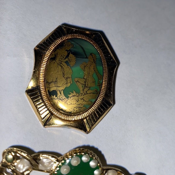 3/$30 vintage Gold Tone Brooches - Picture 2 of 7